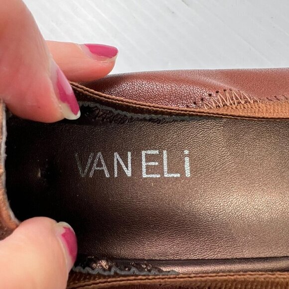 Vaneli Brown Leather Pump Size 8 Elasticized Top Classic Style - Picture 8 of 11